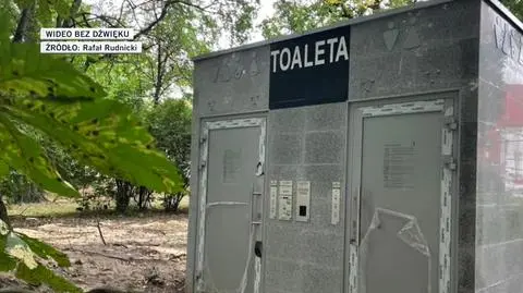 Tak wyglądała poprzednia toaleta, która stanęła w październiku (materiał z 6