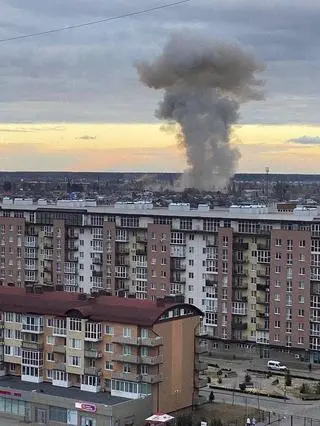 Dym nad ostrzelanym lotniskiem w Żytomierzu 