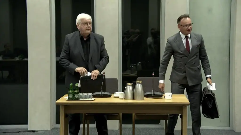 Mikołaj Pawlak wychodzi