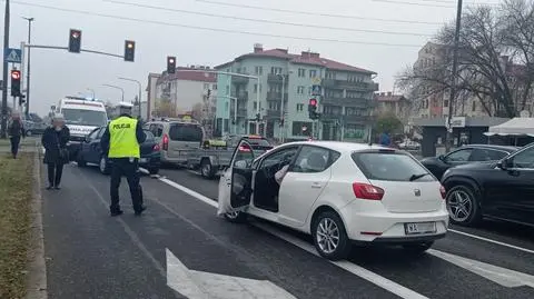 Dwa rozbite auta, jedna osoba ranna