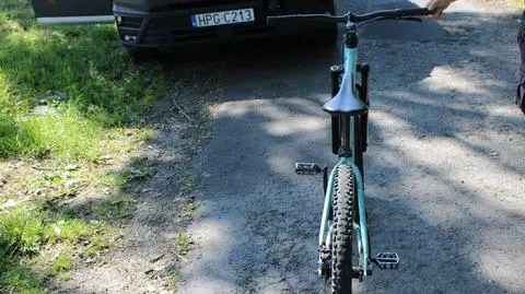 14-latek na hulajnodze "holował" rowerzystę, nagle spadł