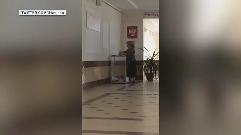 Wybory w Rosji. Kilka głosów w rękach obywatelki