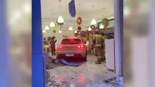 Auto zatrzymało się pośrodku pomieszczenia, w którym bawią się dzieci