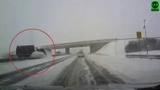 Ciężarówka wpadła w poślizg na A4, uderzyła w bariery