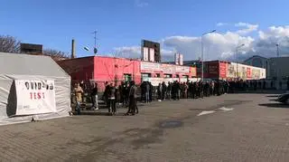 Gigantyczna kolejka przed namiotem testowym COVID-19 w Słubicach