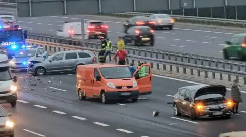 Karambol na S2. Pięć rozbitych aut i duże utrudnienia