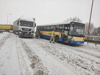 Zderzenie autobusu z ciężarówką
