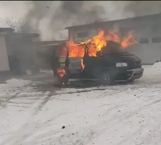 Auto stanęło w płomieniach 