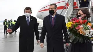 Mateusz Morawiecki z żoną na podkrakowskim lotnisku