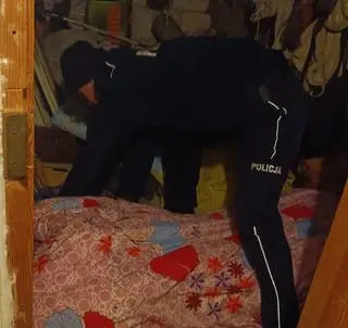 Policjanci uratowali seniorkę, która zatrzasnęła się na strychu 