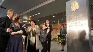 Skrzypaczki Ida Haendel, Marina Jaszwili i Wanda Wiłkomirska podczas ceremonii nadania poznańskiemu lotnisku imienia H. Wieniawskiego