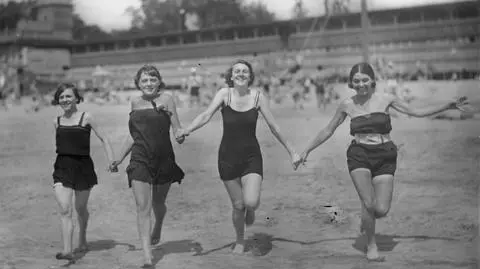 Organdyna, linon, georgetta i akrobacje z radiem na plaży 