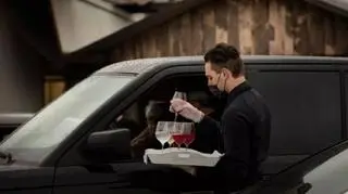 Imprezę obsługiwało siedmiu kelnerów