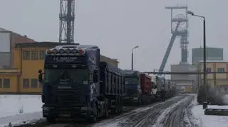 Tiry w kolejce po sól 