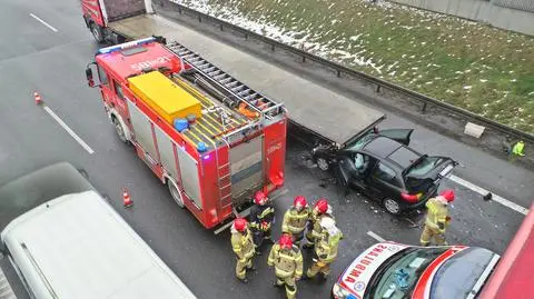 Obwodnica Raszyna w korku. "Samochód osobowy najechał na tył naczepy tira"