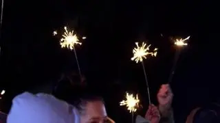 Rodzina, sąsiedzi i ludzie dobrej woli świętują sukces zbiórki przed domem Oliwiera w Wadowicach 