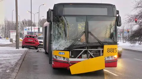 Chciał zaparkować, zderzył się z autobusem 