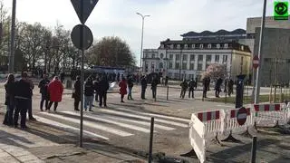Kolejka do mobilnego punktu szczepień w Gdyni
