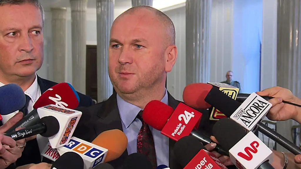 Tkwienie na stanowisku bez informacji niejawnych byłoby farsą