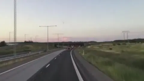 Powitanie strażaków na szwedzkiej trasie