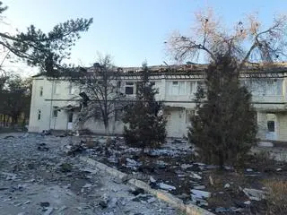 Ostrzelany budynek w Lisiczańsku w obwodzie ługańskim (21.03.2022)