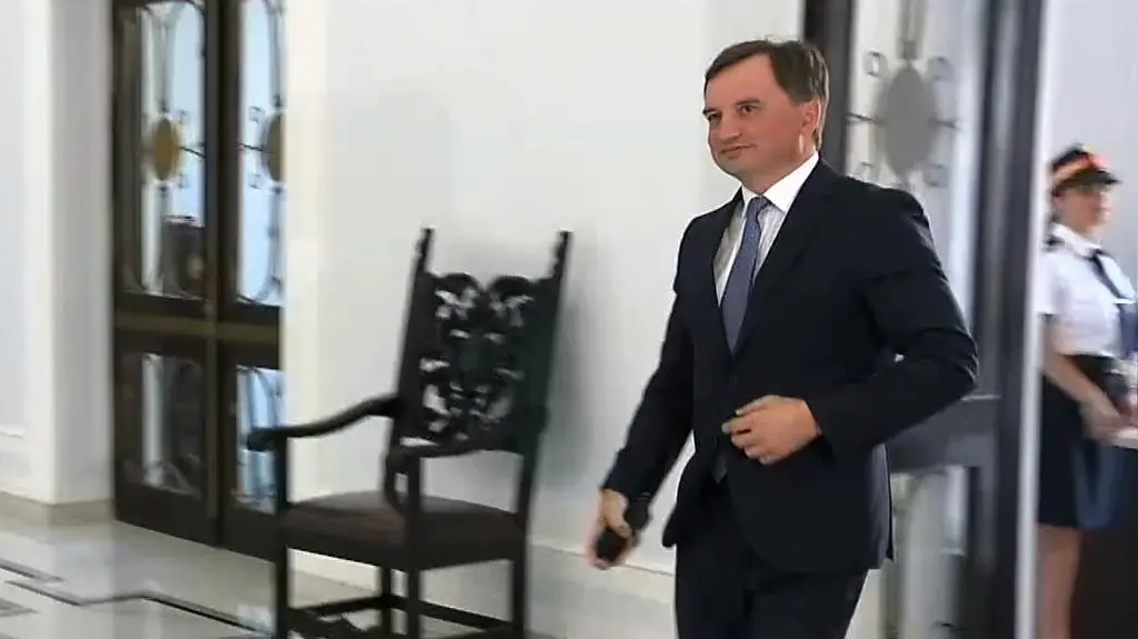 Zbigniew Ziobro pojawił się w Sejmie. Nie odpowiedział na pytania dziennikarzy