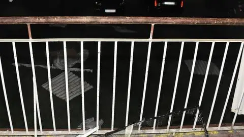 Remontował balustradę na balkonie