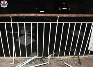 Remontował balustradę na balkonie