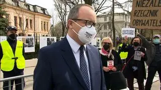 Adam Bodnar przed budynkiem Trybunału Konstytucyjnego