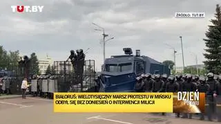 Łukaszenka wysiadł z helikoptera z bronią w ręku