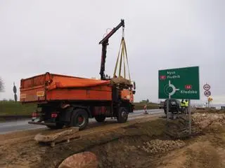 Na dziedziniec muzeum przetransportowano fragmenty pomnika
