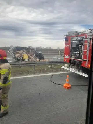 Zderzenia samochodu ciężarowego z busem na S1b 
