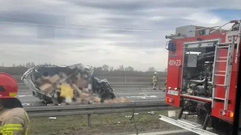 Zderzenia samochodu ciężarowego z busem na S1b 