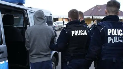Lokatorzy znaleźli w domu martwego właściciela. Czterech młodych mężczyzn z zarzutami zabójstwa