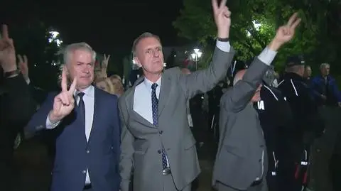 Senatorowie PO wyszli do demonstrantów