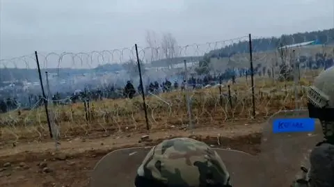Polish services use tear gas and water cannon on migrants storming the border