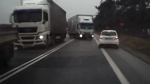 Ciężarówka jedzie na czołówkę, inne samochody uciekają w ostatniej chwili. "Horror"