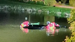 Auto zatonęło w stawie, wyciągnęli je strażacy