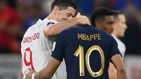 Jak gigant z gigantem. Lewandowski i Mbappe w przyjacielskim uścisku