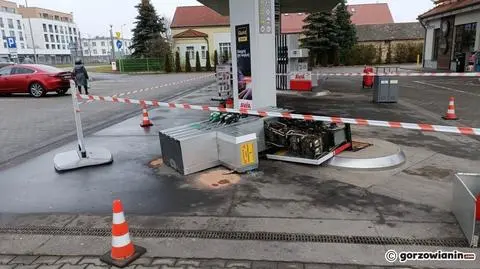 Zatankowała i ruszyła, wyrywając dystrybutor