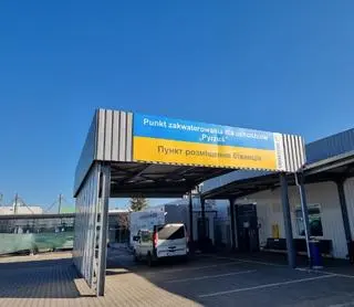 Punkt zakwaterowania dla uchodźców w dawnym szpitalu tymczasowym