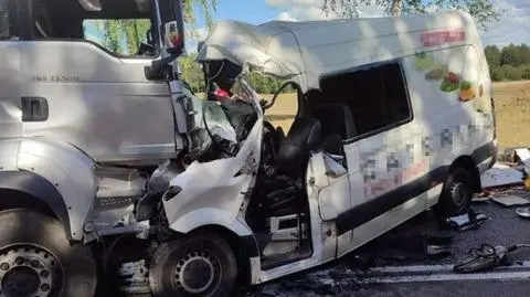 Zblewo. Dwie osoby zginęły w wypadku busa i ciężarówki