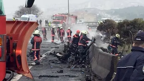 Helikopter zahaczył o wieżę telewizyjną i runął na autostradę. Nie żyje pięć osób