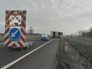 Pożar naczepy z piwem na S7 w Podchojnach (woj. świętokrzyskie)