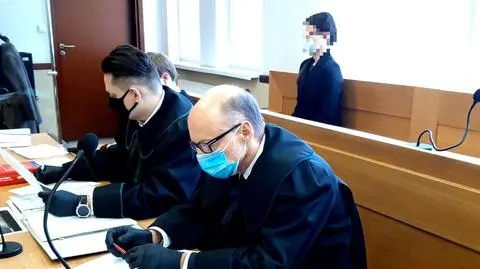 Próbowała wyprzedzać, trzy osoby zginęły. Początek procesu