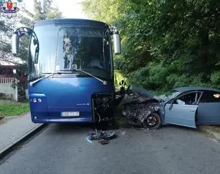Samochód uderzył w autokar