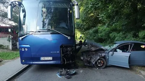 Wjechał w autokar, do którego wsiadali pasażerowie