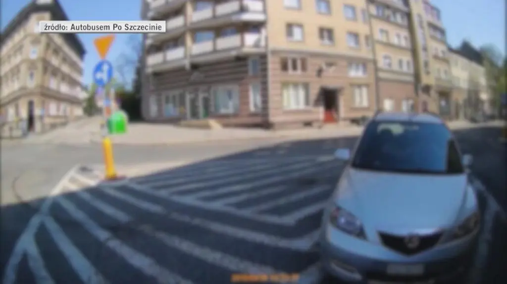 Kierowca autobusu pokazuje jak jeżdżą szczecinianie