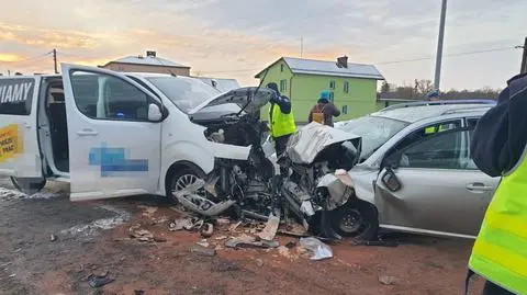 Zderzenie busa i osobowej toyoty