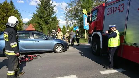 Zderzenie samochodu z rowerzystkami. Policja: ranne w ciężkim stanie